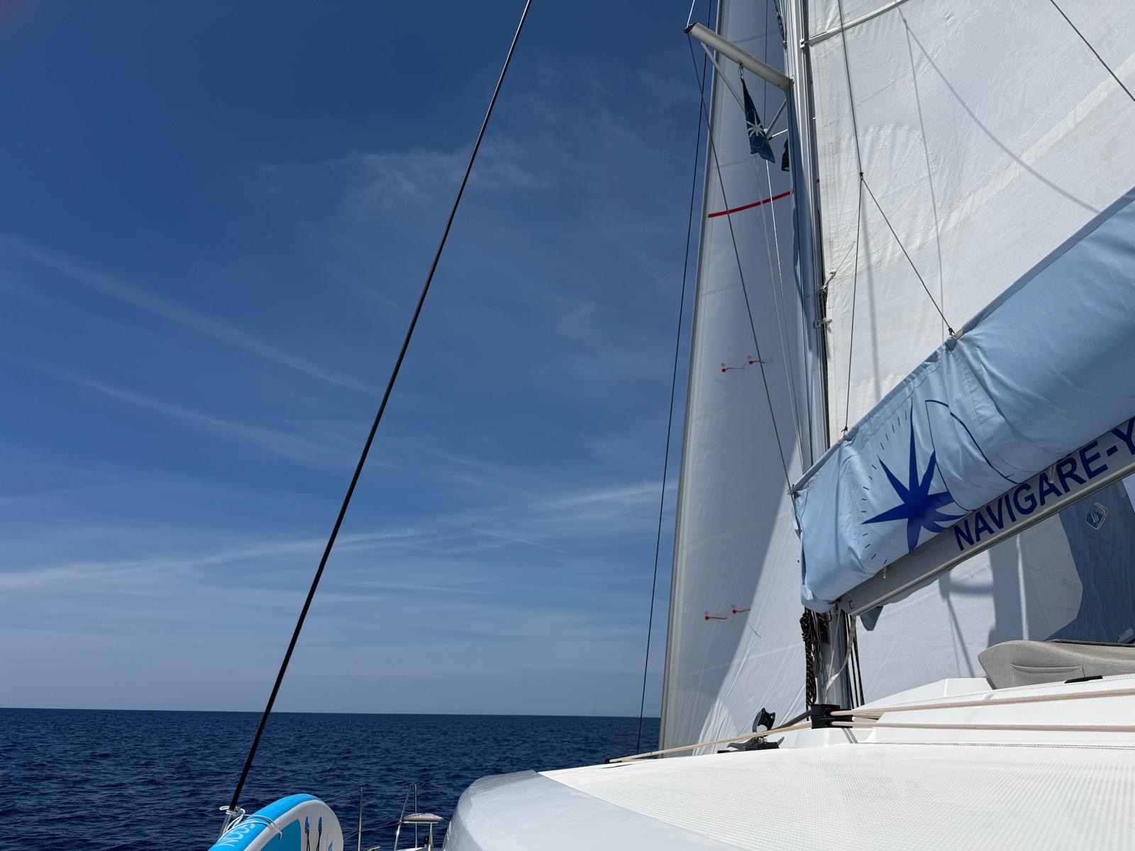Segelnder Katamaran auf der offenen Adria vor der kroatischen Küste