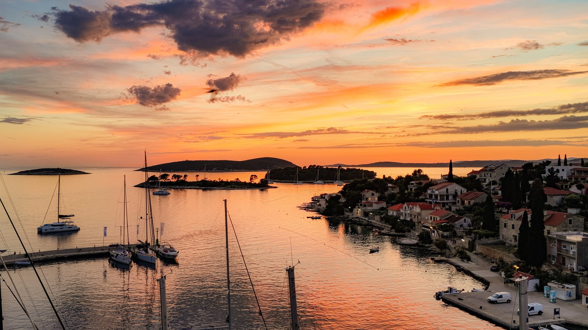 Sonnenuntergang über dem Hafen von Maslinica auf der Insel Šolta in Kroatien