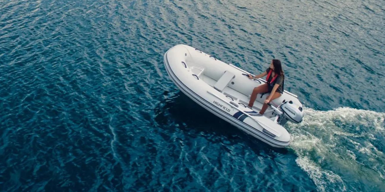 Einfaches Dinghy eines Charterkatamarans mit Aussenbordmotor