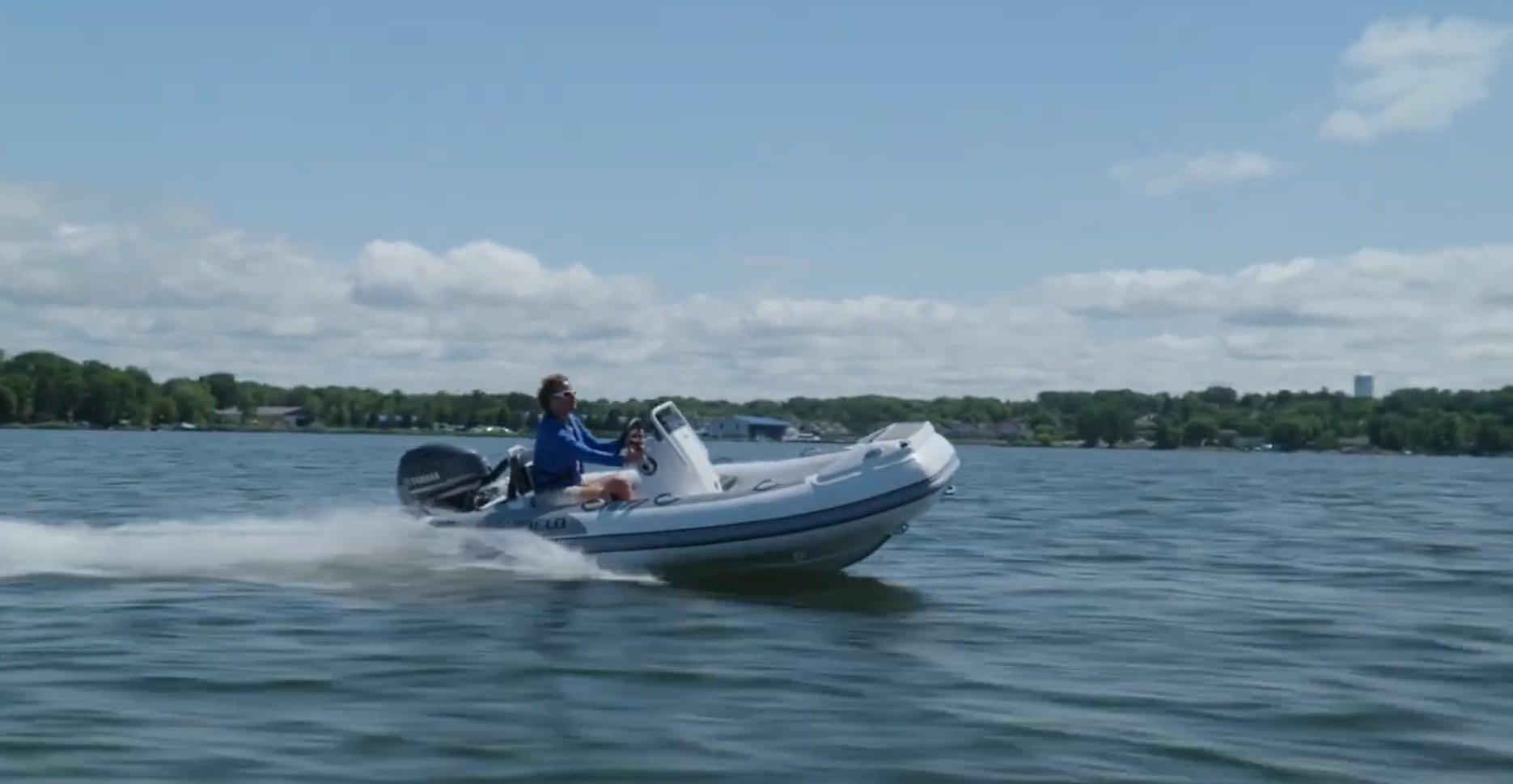 Konsolen-Beiboot der MANAIA mit 30-PS-Aussenbordmotor