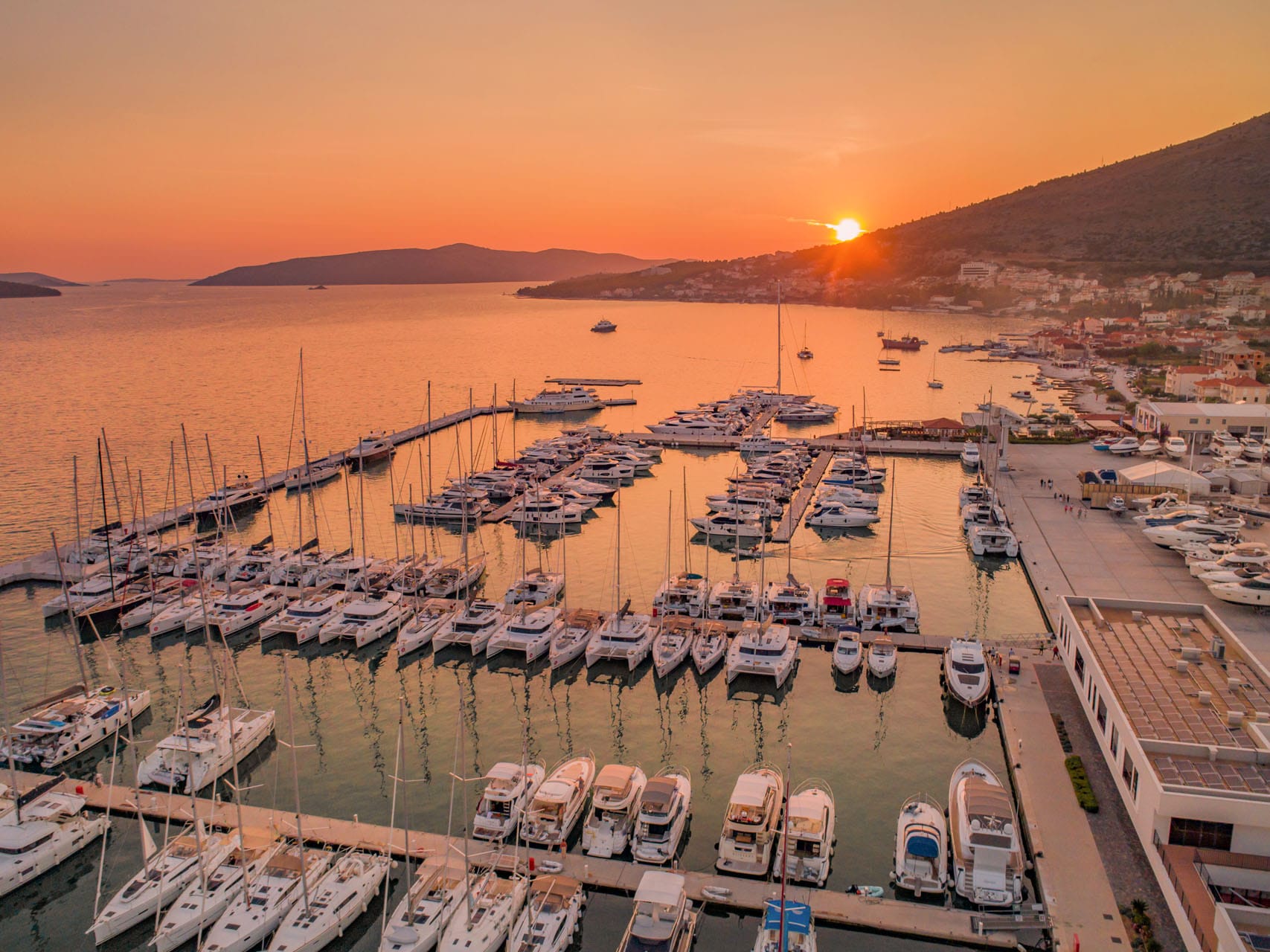 Eine kroatische Marine bei Sonnenuntergang.