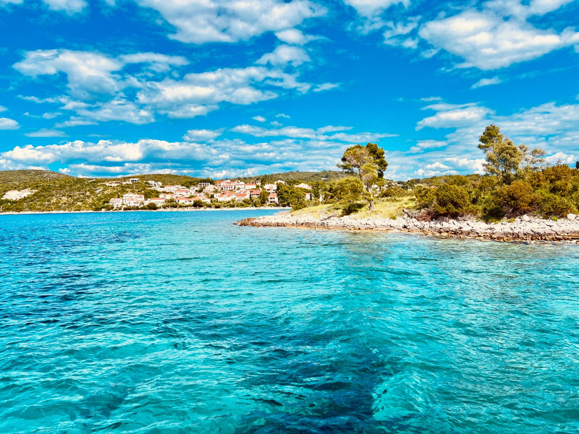Türkisblaues Wasser der kroatischen Adria vor Maslinica auf der Insel Šolta
