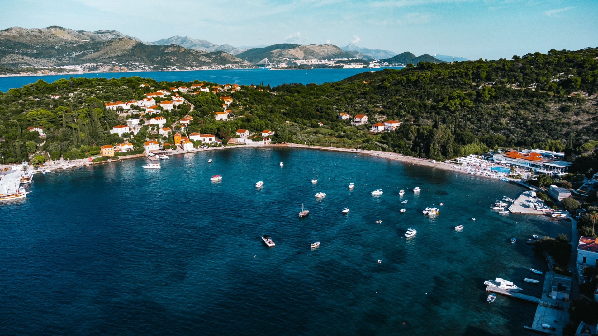 Tiefblaue Bucht vor der kroatischen Küste