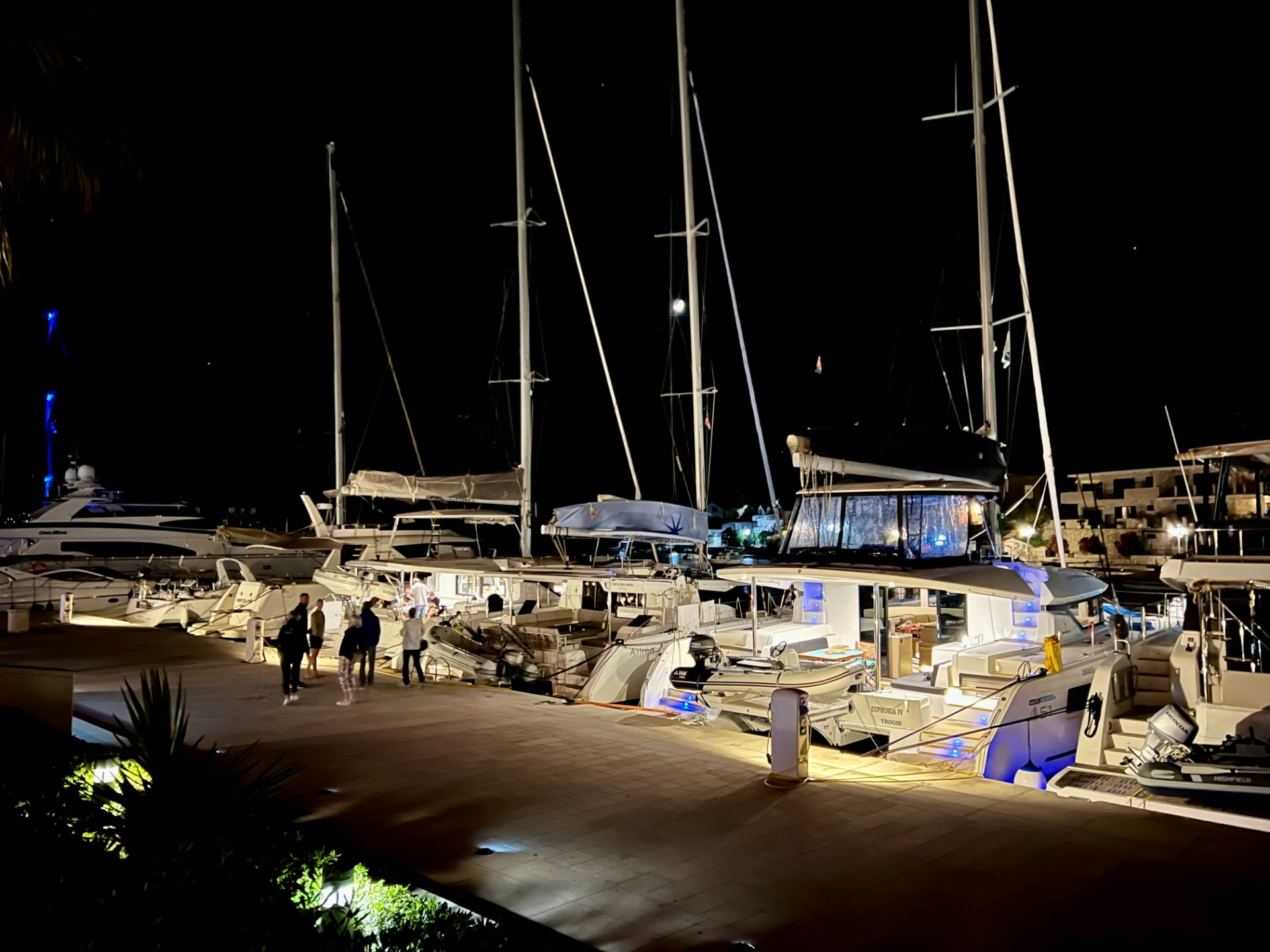 Segelyachten am Pier in einem kroatischen Hafen bei Nacht.