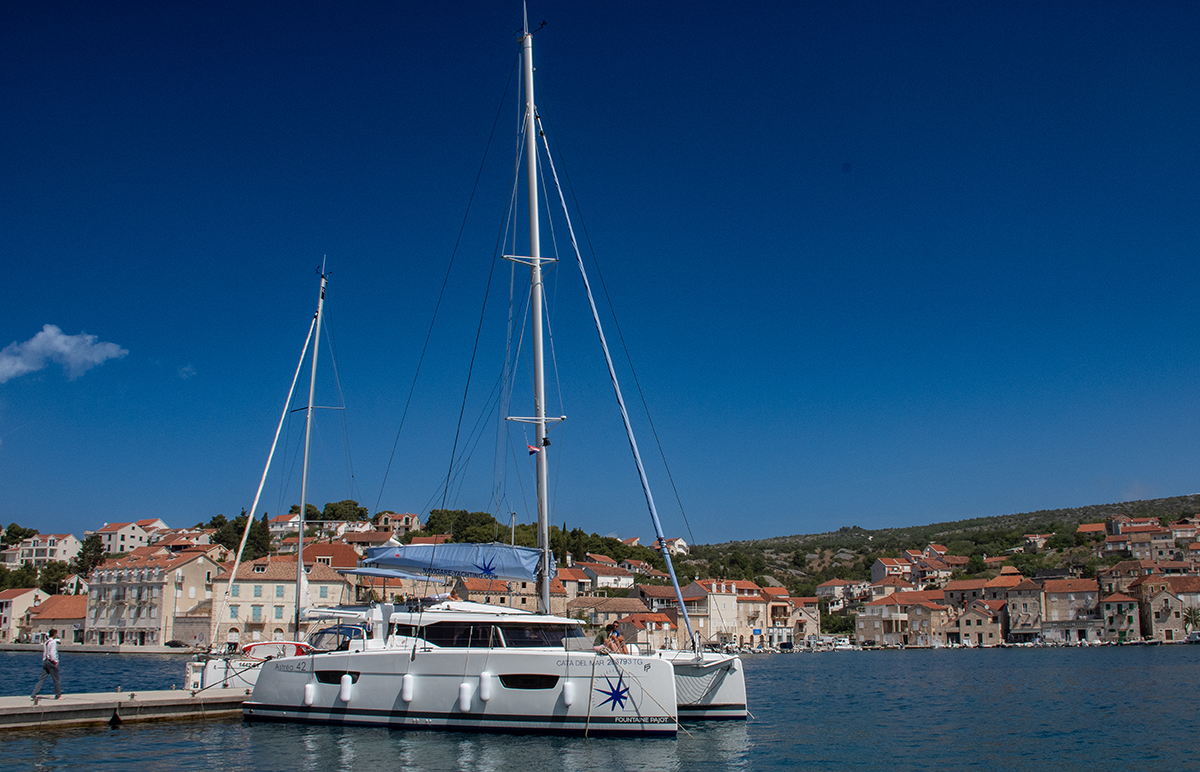 Ein Katamaran liegt am Pier im Hafen von Milna auf der Insel Brač