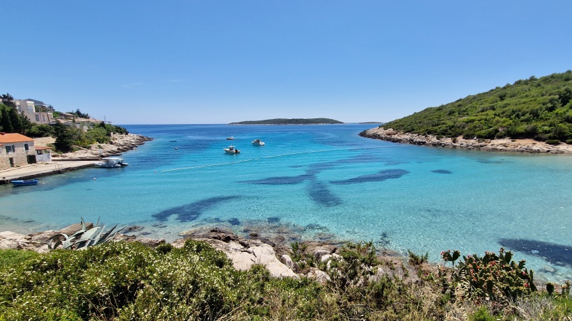 Türkisblaue Bucht an einer Insel in Kroatien.