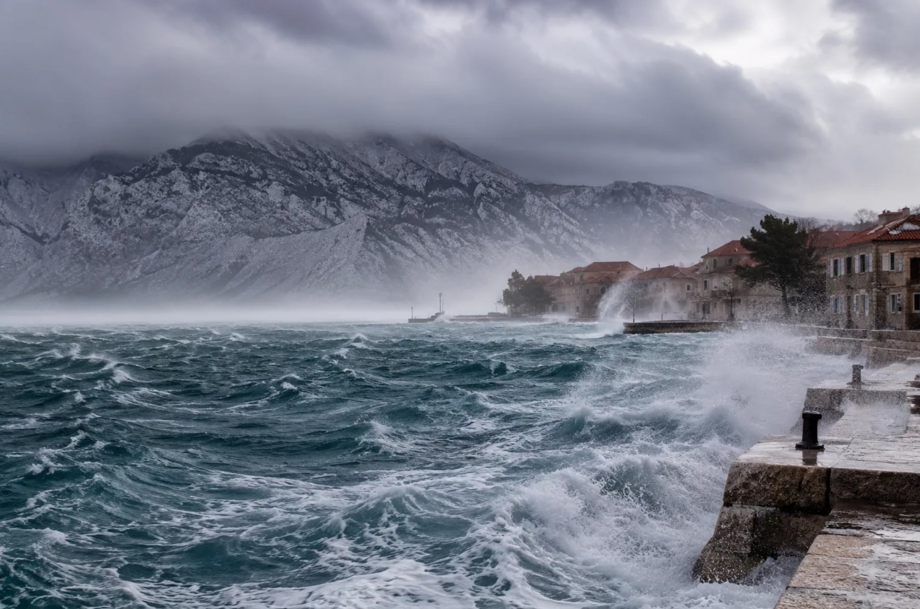 Der Wind Bora und das Meer auf einer kroatischen Insel.