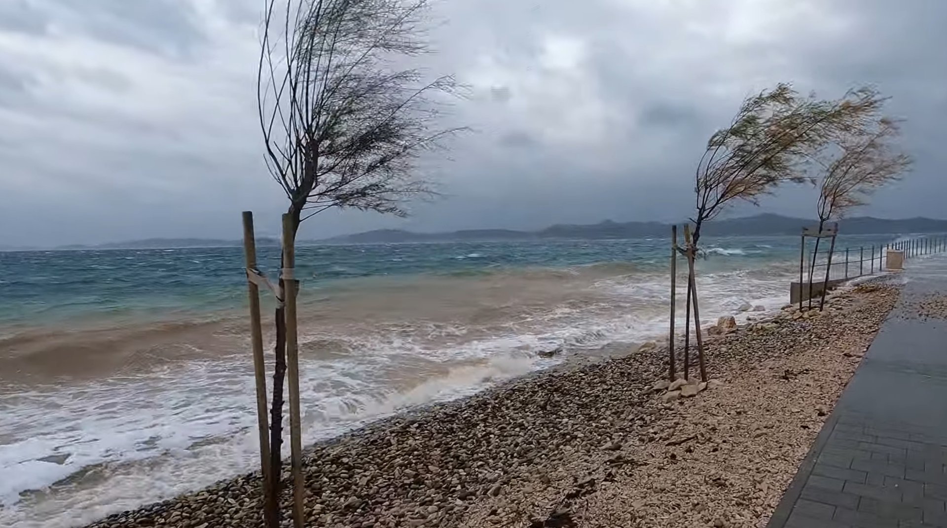 Unruhiges Meer und dichte Wolken am Strand in Kroatien.