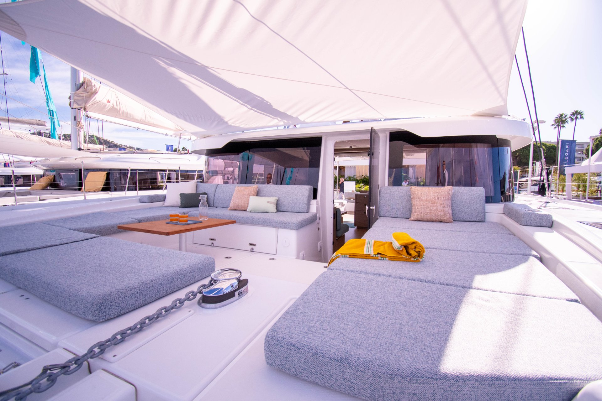 Lagoon 47 Katamaran grosses Frontcockpit mit offener Tür