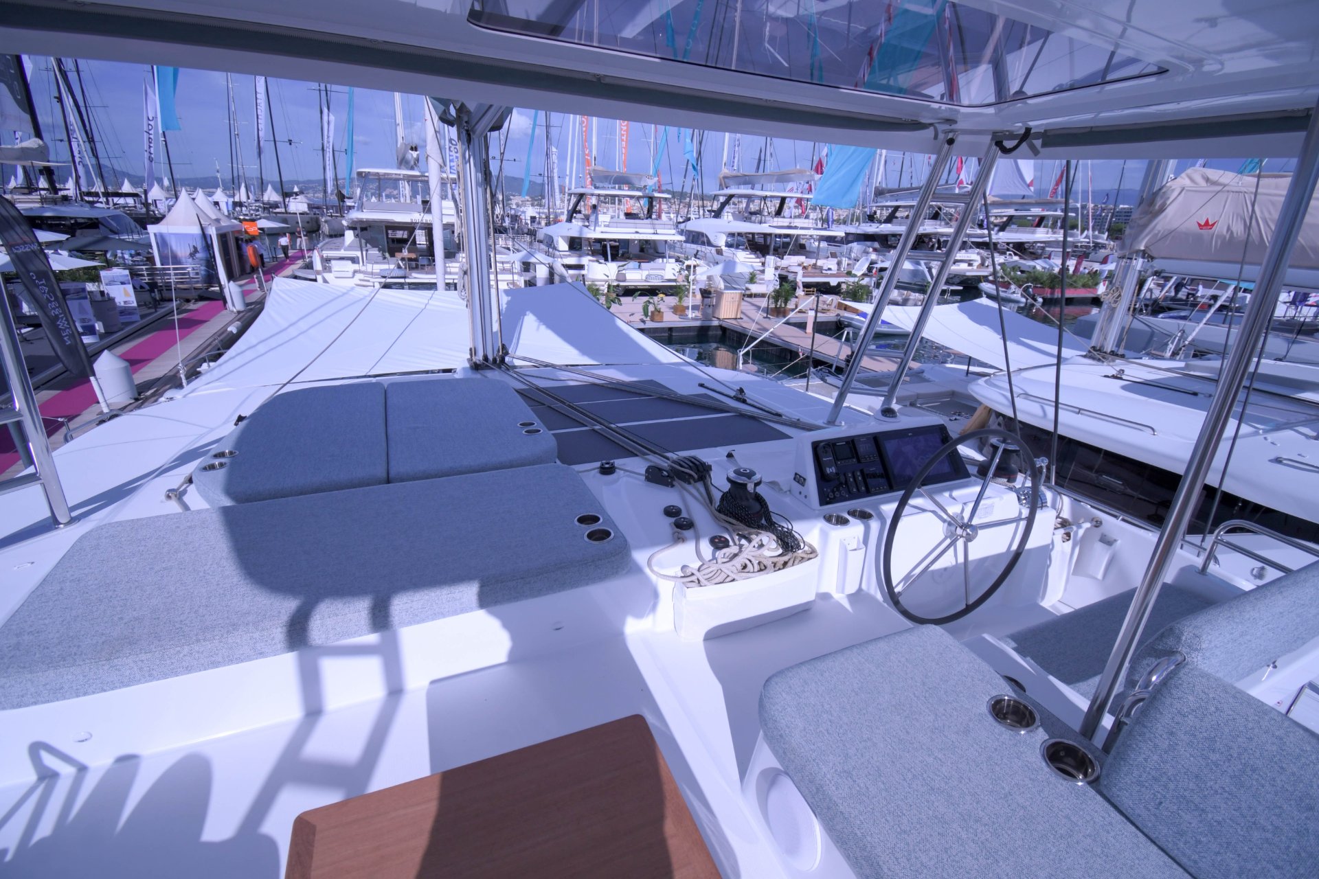 Lagoon 47 Katamaran Steuerstand auf der Flybridge