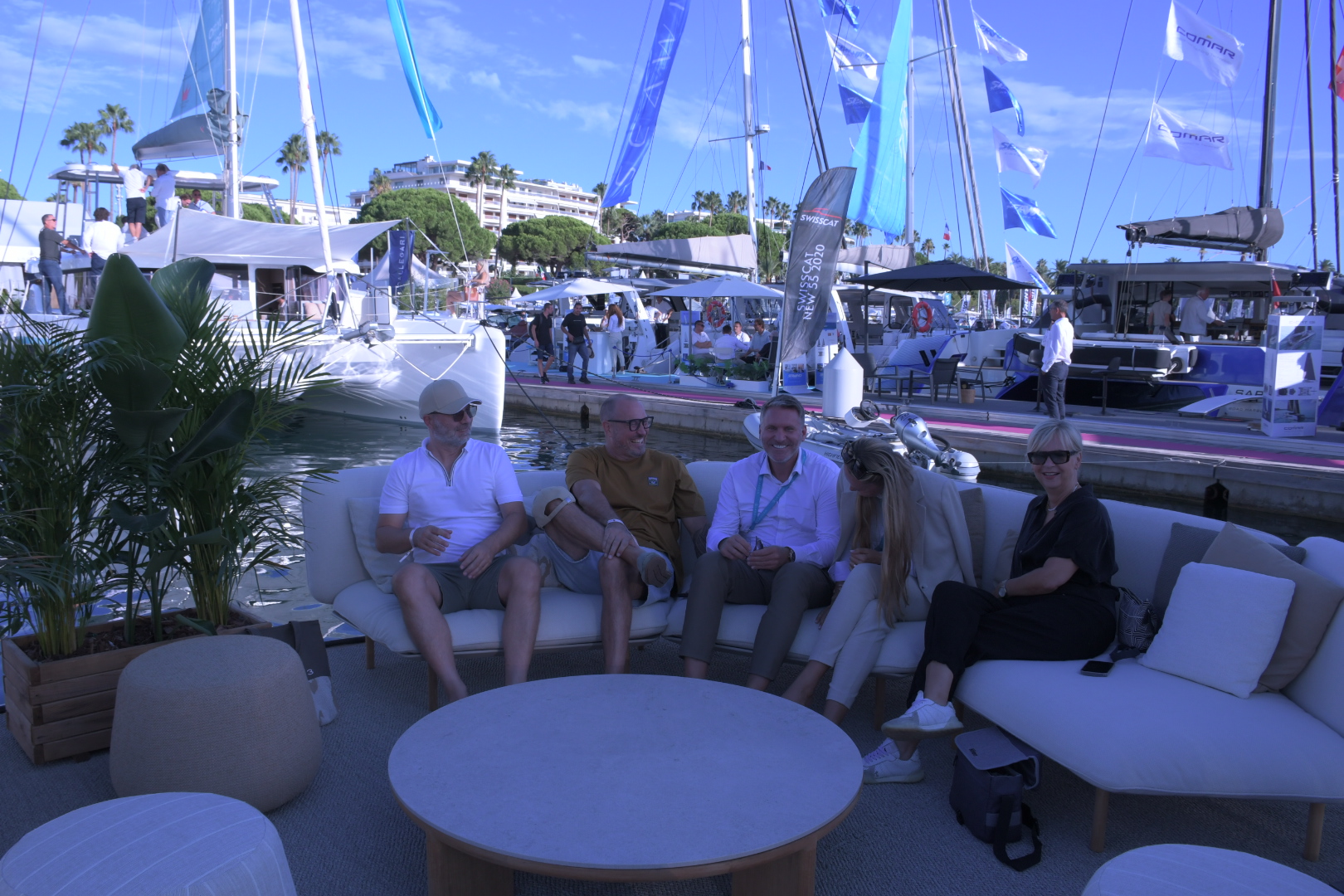Personen im Gespräch auf der Boatshow Cannes.