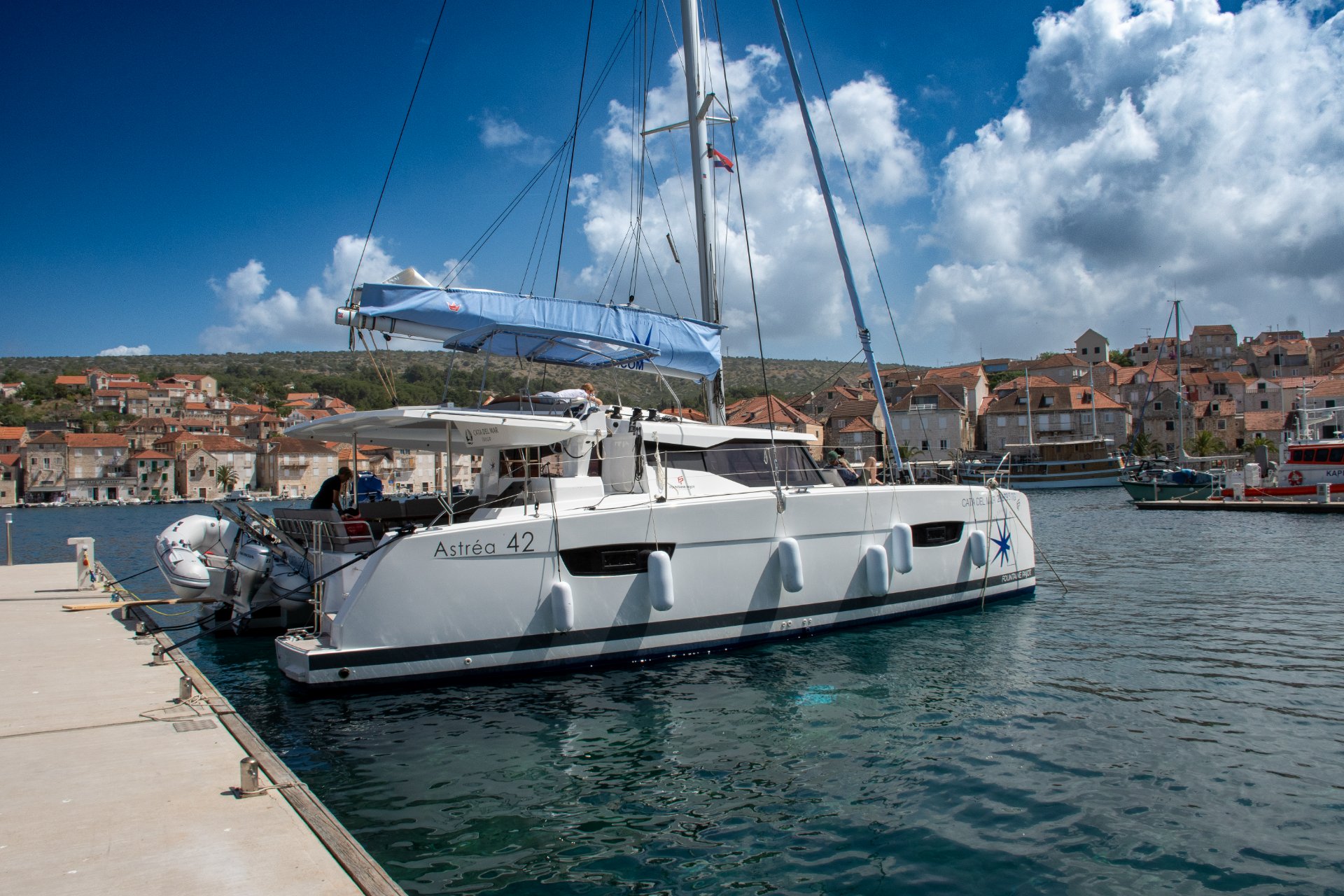 Katamaran CATA DEL MAR im Hafen von Milna Katamaran CATA DEL MAR im Hafen von Milna