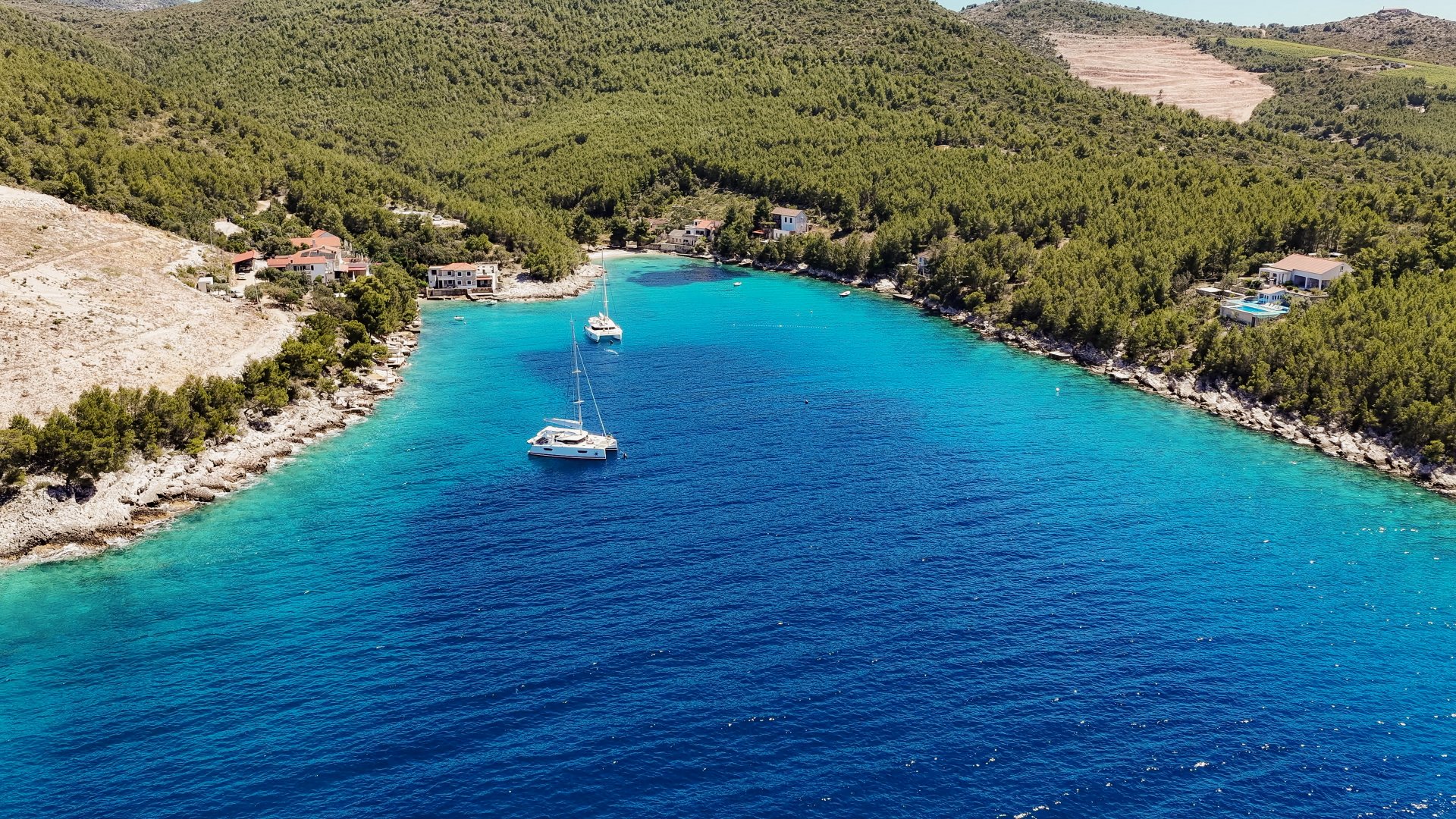Katamarane in einer kroatischen Bucht vor Anker Katamarane in einer kroatischen Bucht vor Anker