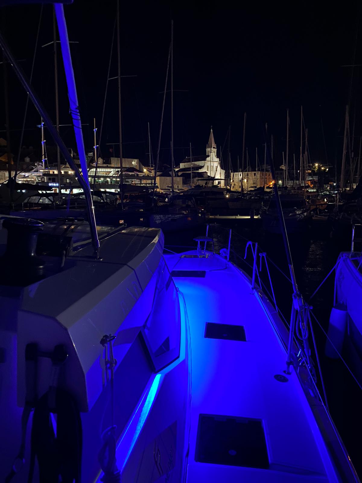 Hafen von Milna bei Nacht an Bord des Katamarans. Hafen von Milna bei Nacht an Bord des Katamarans.